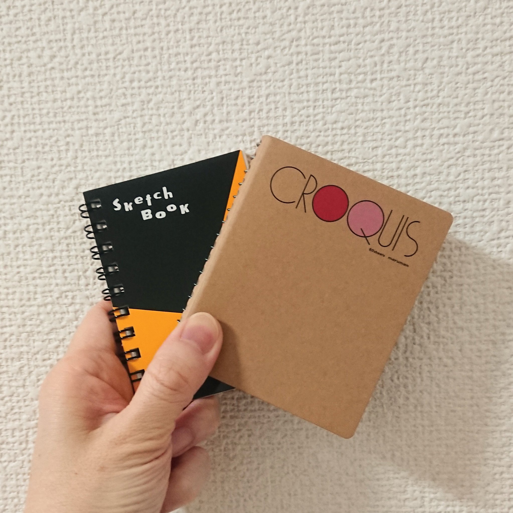 Twitter 上的 Maki マルマン100周年記念 スケッチブックとクロッキー帳のミニサイズ Ver 買いました O スケッチブックはほぼクレジットカードサイズ クロッキー帳はそれより少しだけ幅広 縦は少し短いです 小ささを表現するのにいくつか写真に撮ってみたものの Twitter 上的 Maki マルマン100周年記念 スケッチブックとクロッキー帳のミニサイズ Ver 買いました O スケッチブックはほぼクレジットカードサイズ クロッキー帳はそれより少しだけ幅広 縦は少し短いです 小ささを表現するのにいくつか写真に撮ってみたものの