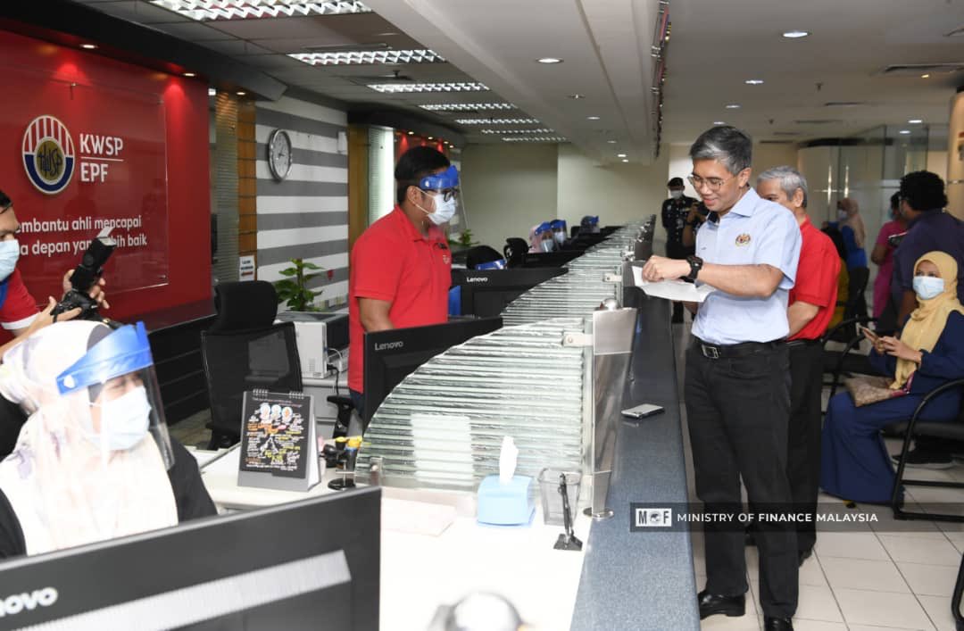 tzafrul_aziz's tweet photo. Lawatan kerja ke KWSP, di Jalan Raja Laut, hari ini untuk meninjau operasi dan pengurusan. Saya dapati semua pegawai sentiasa senyum dan ramah menyantuni pelawat dan pencarum yang hadir untuk berurusan.⁣
⁣ https://t.co/tENpJjlMnb