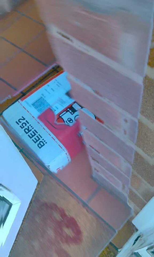 bhampton271828's tweet photo. Why can't you speak to anyone @Hermesparcels? Their photoshop skills when stealing your parcel are really shit... #FRAUD #THEFT #WHEREISMYBEER https://t.co/nYN4AtG4xO