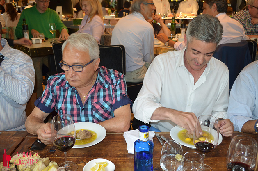 Por estas fechas el Restaurante Portal de Elche de Alicante. Elabora el plato típico de Aspe, unas buenísimas (PELOTAS)