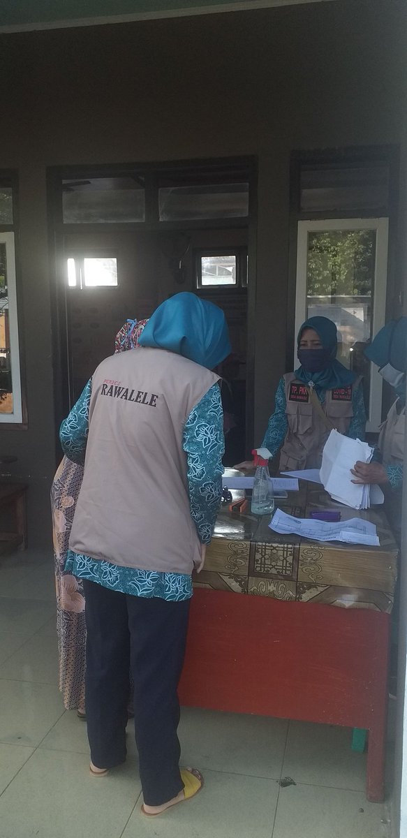 ManikNyi's tweet photo. Tadi pagi monitoring alokasi bansos dari kemensos RI Tahap 2 Di Desa Rawalele, alhamdulillah lancar 🤲 @kotaSUBANG @Subang_Jawara @haji_ruhimat @ridwankamil @KicauSubang @desa_rawalele https://t.co/G7DLVVbIEZ
