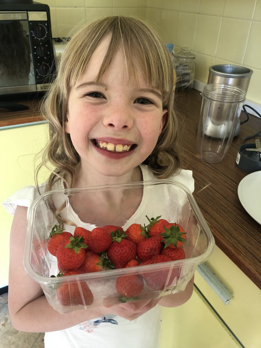 LyndsayCassidy2's tweet photo. Libby loved making her yummy smoothie! @P4Stobie @MorayPS #MorayHealthWeek2020 https://t.co/15dbPOpQyR