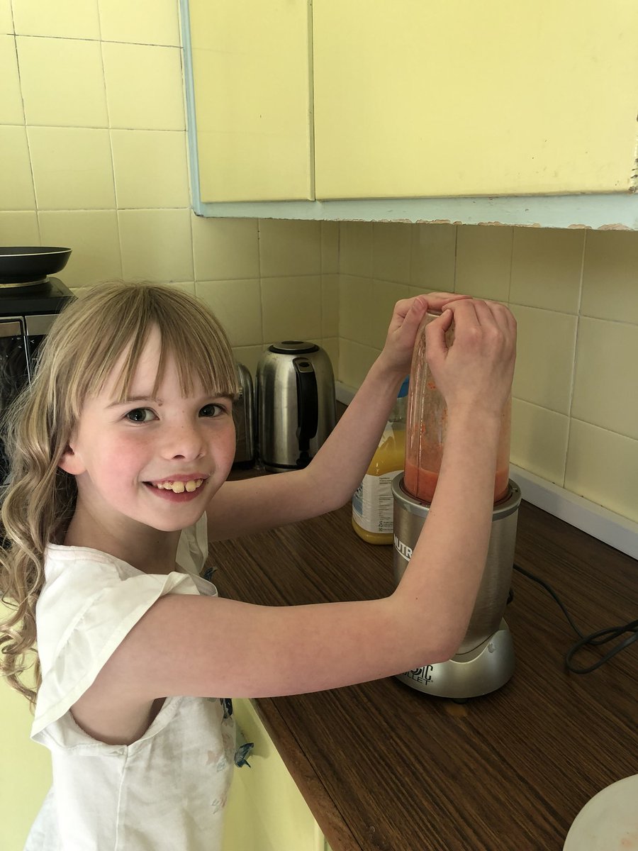 LyndsayCassidy2's tweet photo. Libby loved making her yummy smoothie! @P4Stobie @MorayPS #MorayHealthWeek2020 https://t.co/15dbPOpQyR