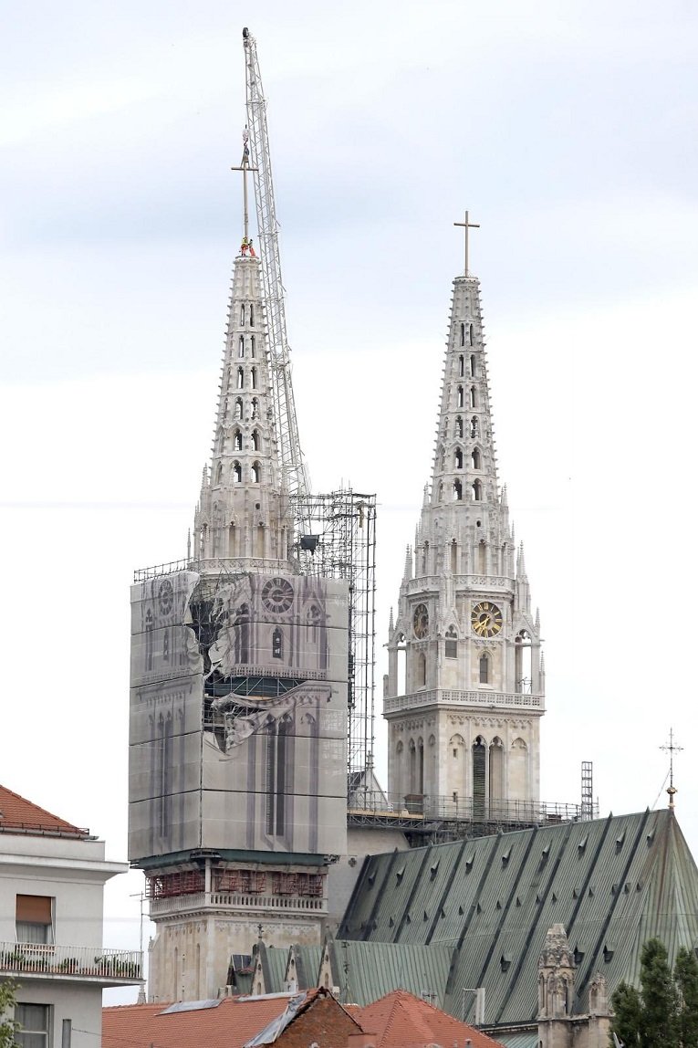 After suffering heavy damage caused by this year's earthquake, towers of the Zagreb cathedral got two new temporary crosses that will stay there until the original top parts of the two towers can be replaced.