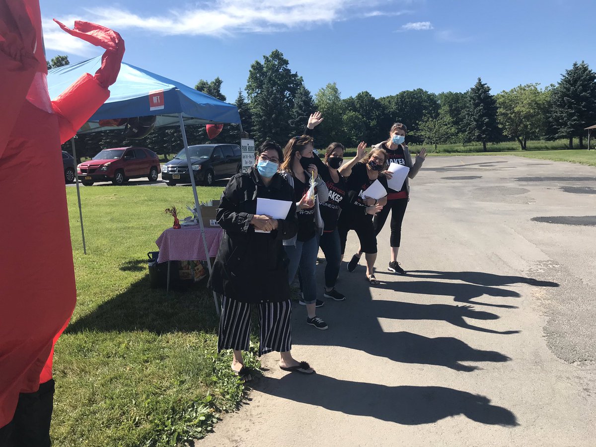 Punk1nhead20's tweet photo. Wonderful morning celebrating @nconsaul and @afrancesca1124 kindergarten classes! Thank you to senior Kyle Wilson for supporting the littles! @awilsonn102176 #wearequest https://t.co/IkL3jozCjz