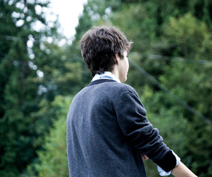 человек в капюшоне. парень со спины. вид со спины мужчины. мужчина в капюшоне. парень со спины.