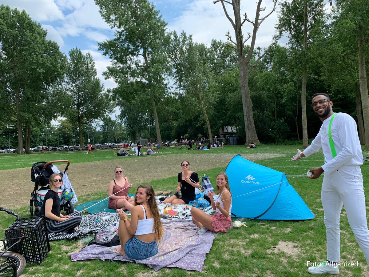 ‘Geniet van de buitenruimte met dit mooie weer? Geef elkaar de ruimte en gooi uw #afval in de prullenbak of neem het mee naar huis’ met deze boodschap gaan voorlichters vandaag de #parken in. Zo houden we samen onze parken schoon en veilig.