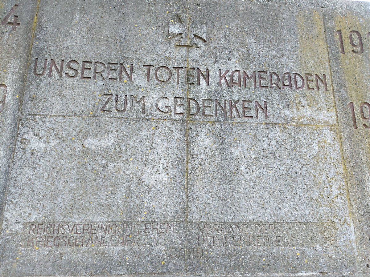 Gedenkstein für Nazisoldaten in der Bonn Rheinaue. "Unseren Toten Kameraden zum Gedenken" mit Wehrmachtskreuz