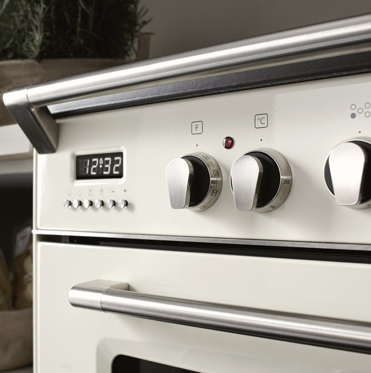 Dit prachtige inductiefornuis is verkrijgbaar in de kleuren oud wit, antraciet, rvs en zwart. Voor welke kleur ga jij? 🙌🏻 

#Boretti #PassioneInCucina #KeukenInspiratie #KeukenDesign #Fornuis #Inductie #NieuweKeuken