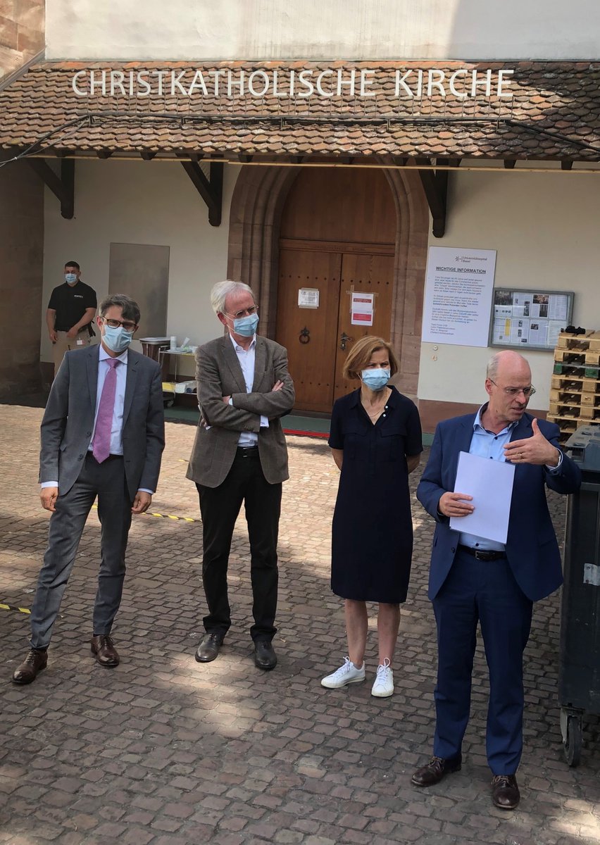 UniSpitalBasel's tweet photo. 100 Tage wurde in der #Predigerkirche auf #SARSCoV2 getestet. Nun geht Sie zurück an die Gemeinde. Spitaldirektor #WernerKübler und Regierungsrat #LukasEngelberger danken der Gemeinde, der @schweizerarmee dem @afbs_appc_bz und den freiwilligen Helfern. https://t.co/uBtSNOM6Kz https://t.co/C5BbxbSncd
