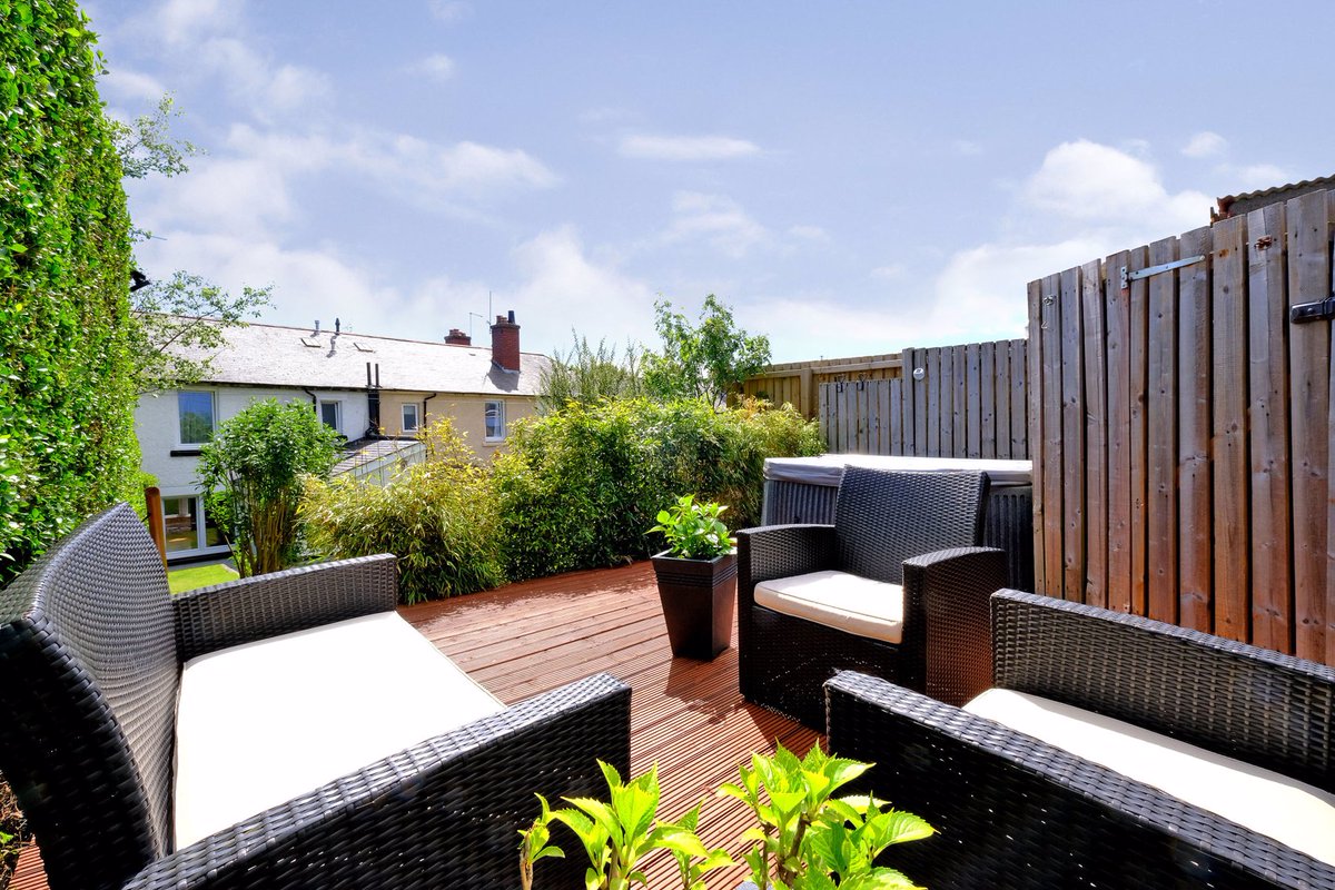 ASPC_UK's tweet photo. Our #MostViewedProperty this week enjoys many desirable features, including spacious interiors, contemporary décor and a cosy decking area - ideal for making the most of the summer months: https://t.co/zg00ptIIY5 https://t.co/6WsD2RJWGJ