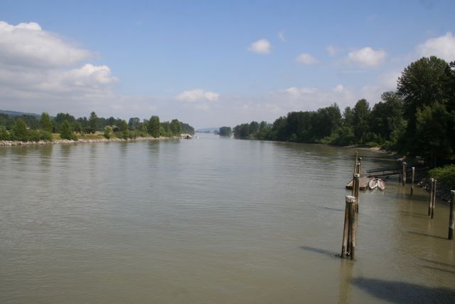 Reminder: if you live in a rainy area like the Fraser Valley, spread manure wisely. All drains (including tile drains) lead to the ocean. Know when to do it safely and how much is enough. For tips and details visit: ow.ly/vc6J50zRRsN