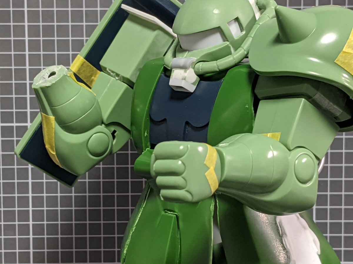 今日の旧キット1/100量産型ザク。 肩関節仕込み確定。散々悩んで結局