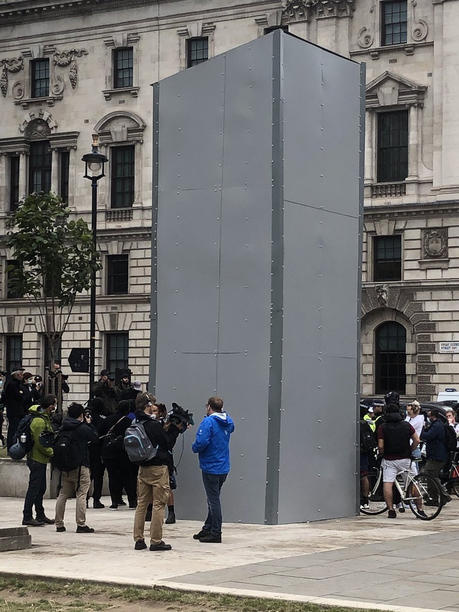 ReplyToDanielK's tweet image. Between 1939 &amp;amp; 1945 evil forces destroyed my country of birth. 🇵🇱 This man saved our Island from a similar fate. I have come to see this sad moment outside House of Commons now. 🇬🇧