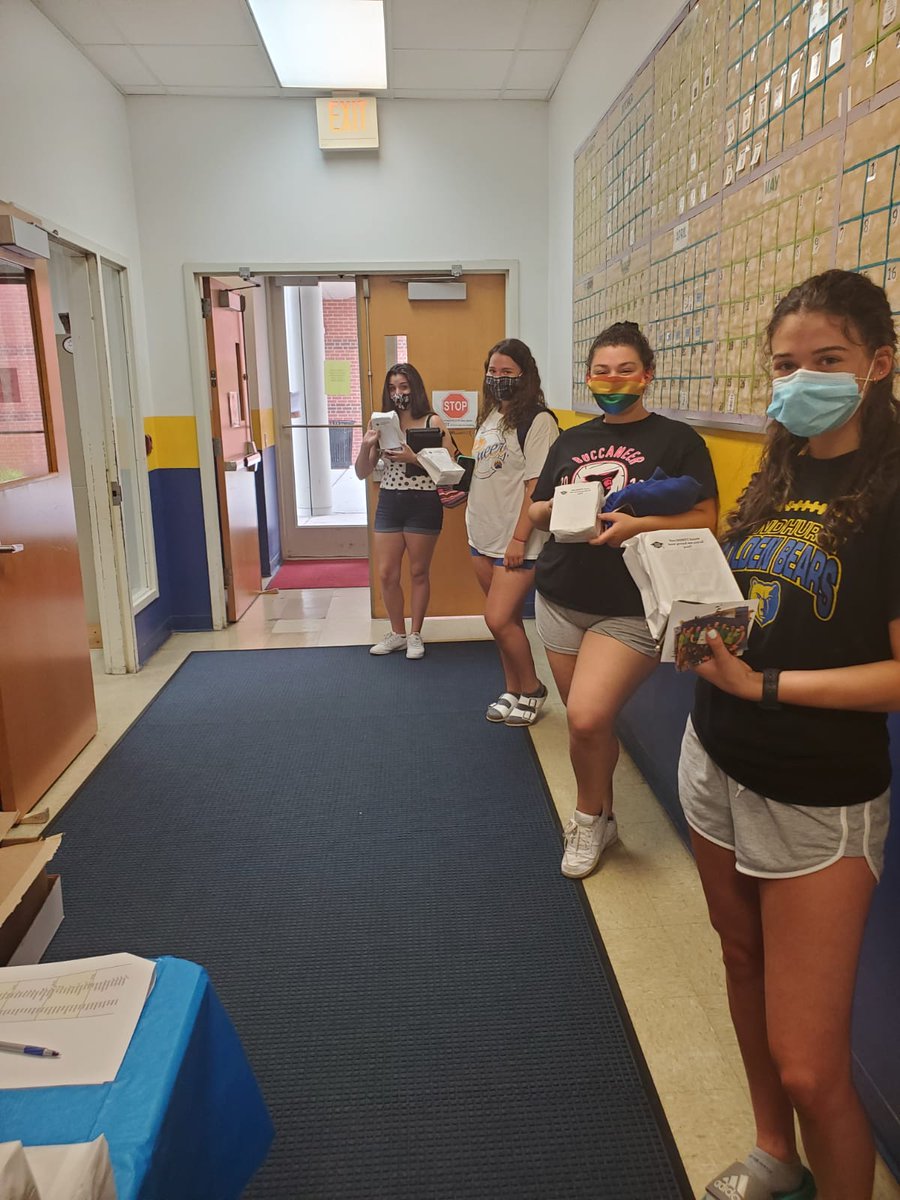 WeAreLyndhurst's tweet photo. 💙💛The first time students came back to LHS since March 13th was at senior book drop yesterday. So great to see you all! Seniors can still drop books on 6/17 or 6/18, 9am-12pm during underclassmen drop off. Thanks to faculty who came to help!❤ https://t.co/QvLtSKJiob