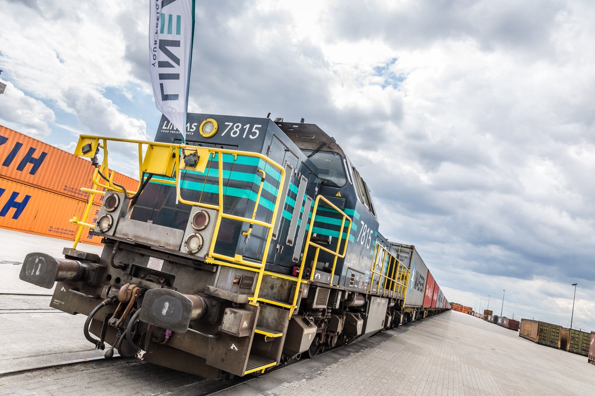 LineasForce's tweet photo. This week's #BlackBeautiesFriday is dedicated to the T77 arriving with the first China train in Liège last Sunday! We are a proud partner of this new regular China train, travelling once per week from Chengdu 🇨🇳 to the Container Terminal in Liège 🇧🇪 👏 https://t.co/KZZOmkLm7o