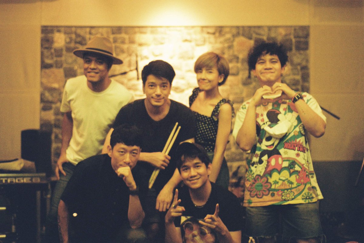 kwanindigo's tweet photo. กล้องฟิล์มของพี่พล clash
Throwback to #JamFromHome #superband https://t.co/H2ShRCsDt9