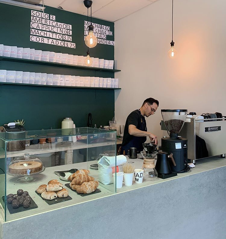 SDCMontcalm's tweet photo. OUVERTURE OFFICIELLE en ces temps difficiles pour nos commerçants, nous sommes heureux d'accueillir le #CafeWaves sur l'avenue Cartier, une nouvelle boutique concept qui sent bon le café et l'air marin > https://t.co/3Ape93F88N < #accentlocal #quartierartsquebec https://t.co/6hjy8kV8zz