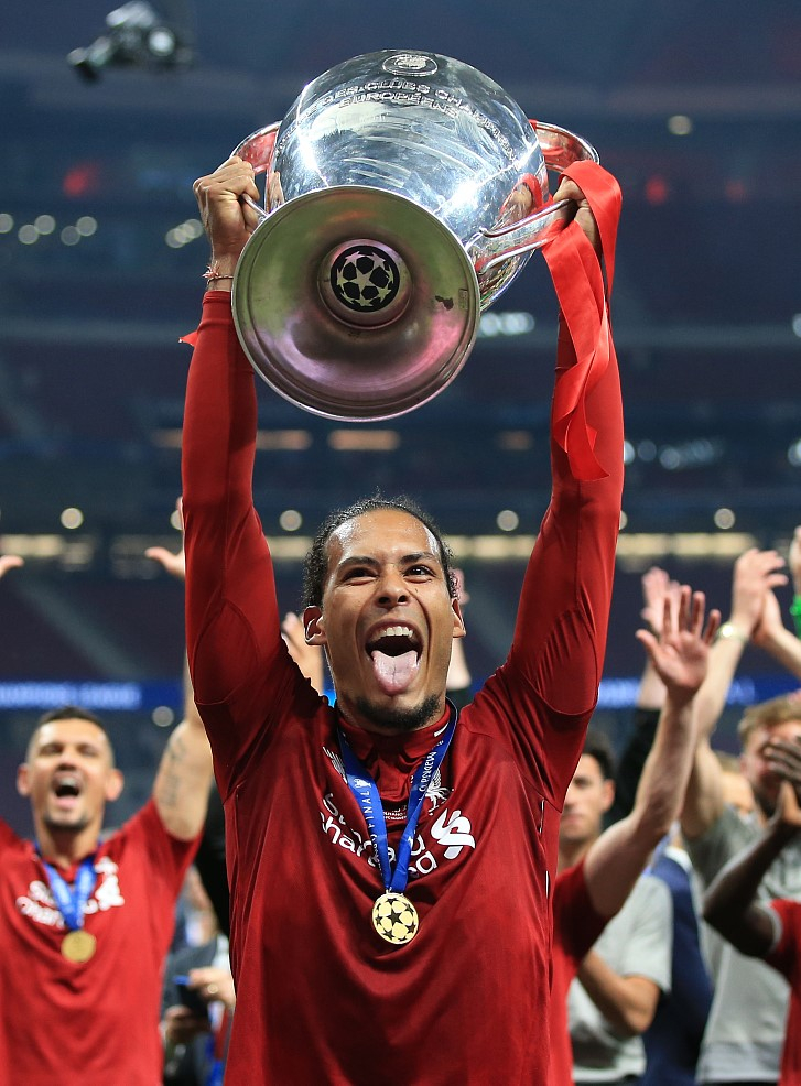 QuickFootball_'s tweet image. Virgil Van Dijk is set to sign a 5-year contract extension on a £220,000-a-week deal when Liverpool becomes champions.
After being linked with PSG, the Dutch defender is set to commit to Liverpool to become the club's highest-paid player.
[The Sun]
#Liverpool #PSG #Transfers