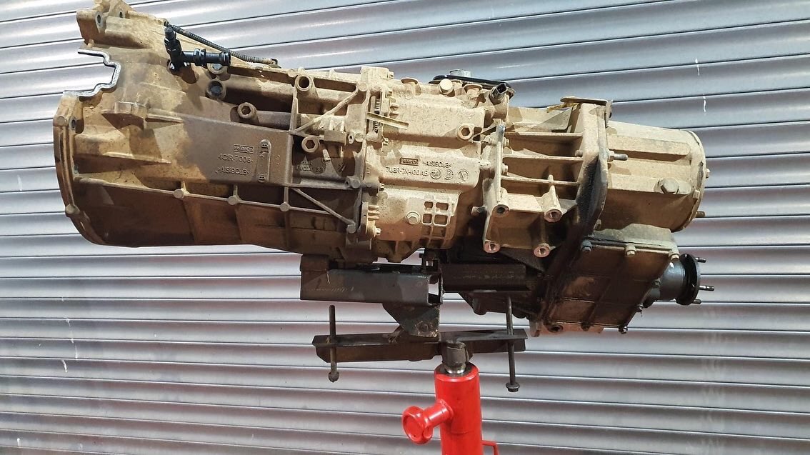 eirejournalist's tweet photo. New @clutchfix HD1 clutch and solid flywheel in my #defender110 #defenderpuma made by the fourth generation of the same family who are specialist clutch builders, it’s a piece of art #clutchfix The #mt82 gearbox and #lt230 transfer box in one piece suspended by LR Services https://t.co/fyTQcC5u0S