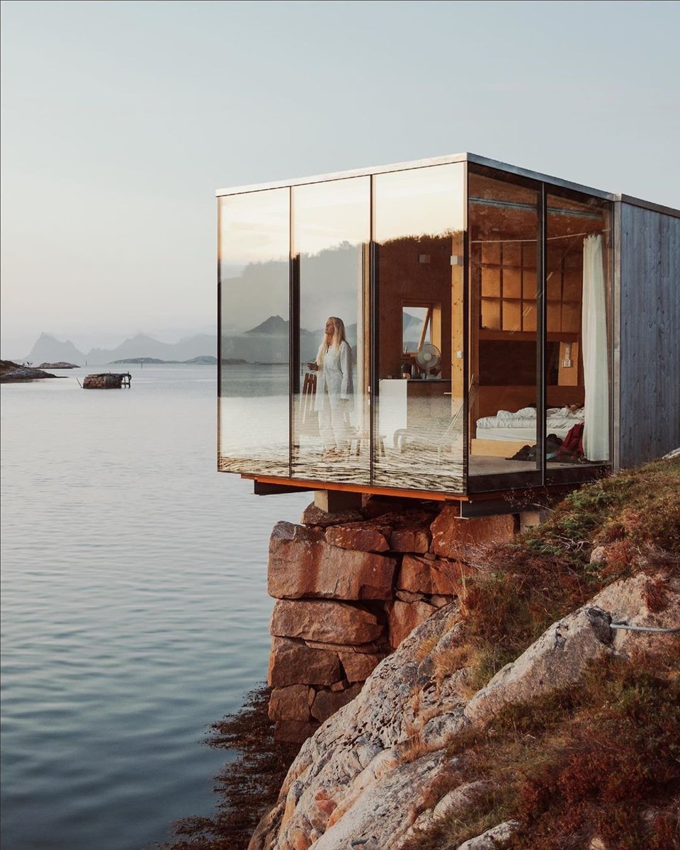 wanderlustpro_'s tweet photo. Manshausen Island - Where the sea and mountains meet.🌊🗻

Would you sleep in these incredible glass boxes that hang over the Arctic ocean? I would!

Norway is known as the land of the midnight sun, where sunset merges into sunrise, with no darkness in between. 

#norwaytravel https://t.co/gr4rPyoUmy
