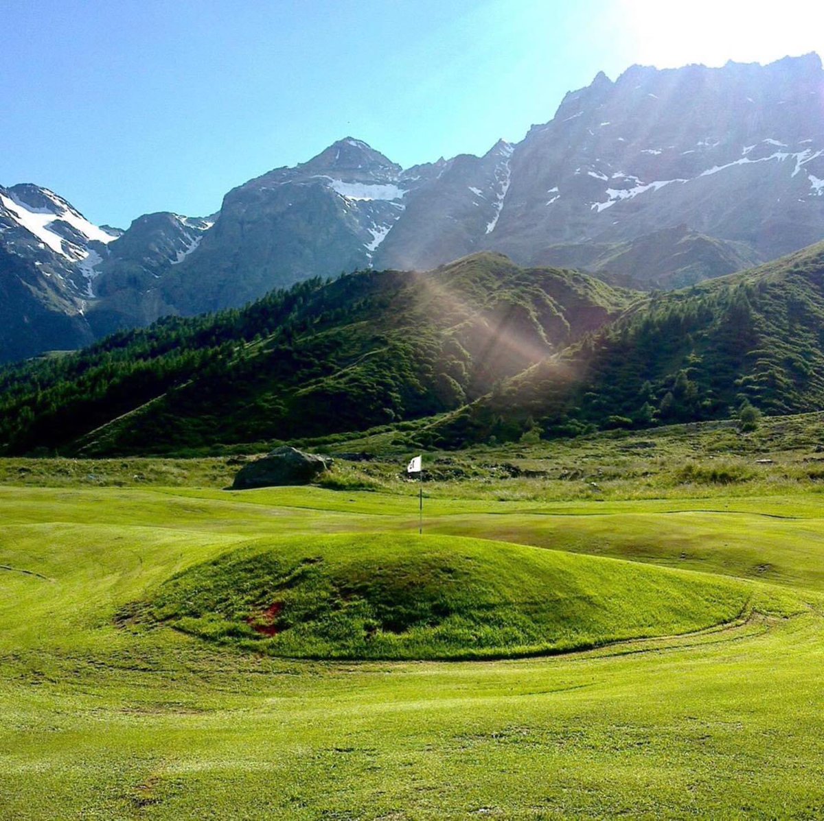 CerviniaValt's tweet photo. Il campo da golf a 18 buche più alto d’Italia vi aspetta ⛳️

#IlCervinoTiAspetta #IoRestoInItalia #CervinoMountainParadise 
#valledaosta #Golf 
📷 Giorgio Marino https://t.co/SNJkkIMrTs
