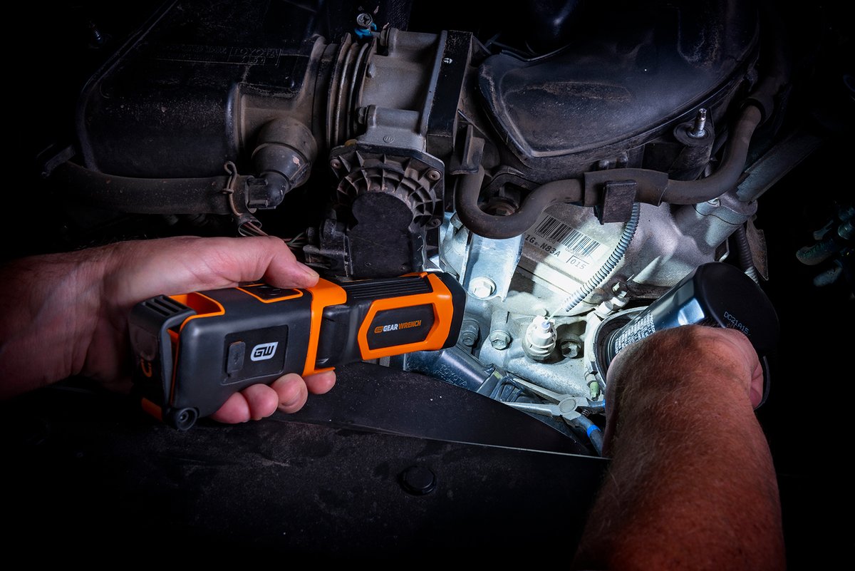 gearwrench's tweet photo. The WING LIGHT has a solvent-resistant dual material body for an easier grip &amp; a single 400 lumen spotlight. [83351] https://t.co/w8hUunK7cp #GEARWRENCH #ForgeAhead #GWAW #WINGLIGHT https://t.co/w2KgJY8zvX