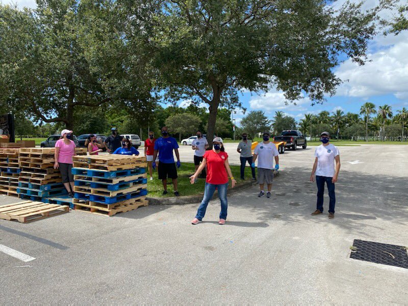 PW_WPB's tweet photo. Helping ⁦⁦⁦@FeedingSouthFL⁩ distribute food in Jupiter, FL today! #WeArePW #WeGoBeyond  ⁦@prattandwhitney⁩ https://t.co/2wHxq1ymbp