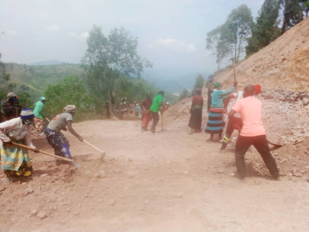 SectorCoko's tweet photo. Uyu munsi V/C Mayor Social Mdme Uwimana Catherine @GakenkeDistrict ari hamwe n'Ubuyobozi bw'umurenge  basuye abagenerwabikorwa ba VUP Cpw aho  barimo gusana umuhanda Mbilima-Nyange -Nyanza.Yabashishikarije gukora bizigama, gutanga umusanzu wa mutuel no kugira isuku, @RwandaNorth https://t.co/k9Cd2EWTfI