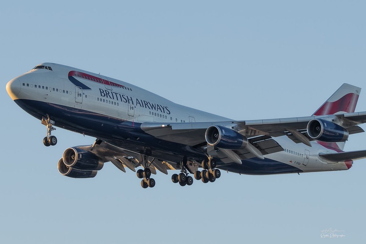 ZrxRyder's tweet image. One for you @Supersi1  A capture from a few years ago when we were graced with the arrival of the queen, and she's a beauty😍. G-BYGD on short final for 16L at #KSEA We don't get enough heavys here! #fullflapsfriday  #AvGeek @BoeingAirplanes @British_Airways #speedbird49