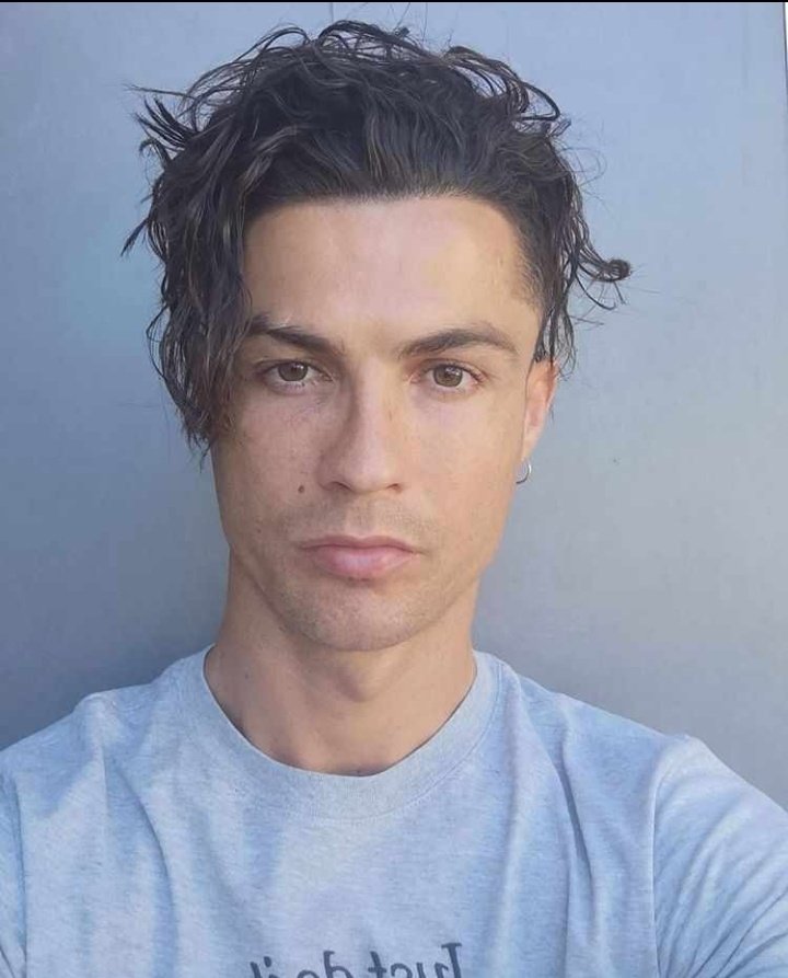 Micky_right's tweet image. Lockdown got CR7 looking like Christiano Van Der Merwe going to buy flavour at Khomasdal Spar💀💀💀