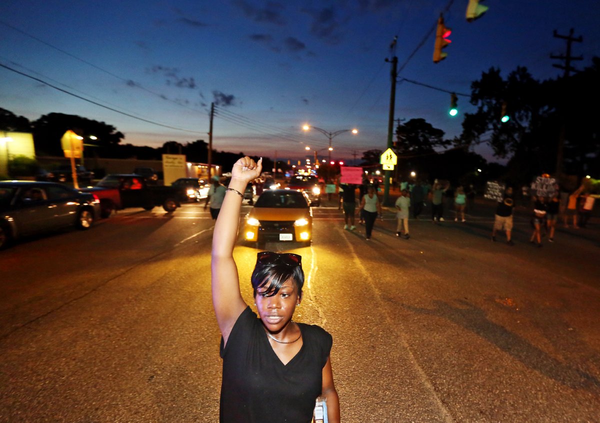 aileen__devlin's tweet image. Four years ago these VA supporters of the #BlackLivesMatters movement protested after videos surfaced showing fatal police encounters w/ two Black men, #AltonSterling &amp;amp; #PhilandoCastile, in Louisiana &amp;amp; Minnesota. I made these images in @CityofNN, when I worked for the newspaper.