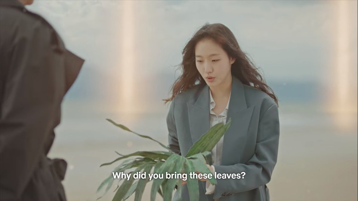iconickdramas's tweet photo. HELP lee gon brought leaves because they might end up in paleolithic period where people don't wear clothes 🤣🤣🤣

he's effortlessly funny! #thekingeternalmonarch
#thekingeternalmonarchfinale https://t.co/d3BfdLa52f