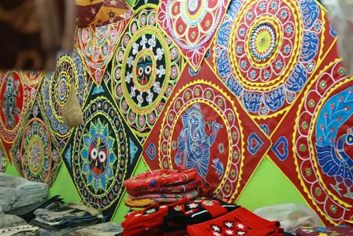 indiainmedan's tweet image. #ExploreIndiaSeries: One of most colourful handicrafts of Odisha is appliqué work in Pipli Crafts Village, near Bhubaneshwar, where traditional techniques continue to flourish. Use of pieces of fabric &amp;amp; round mirrors are characteristic of this art. @odisha_tourism @PIBBhubaneswar