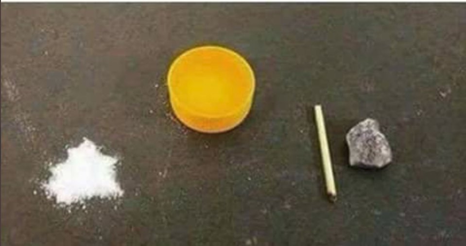 ComplotsFaciles's tweet image. COMMENT TUER UNE MOUCHE :

- La mouche va aller sur le sucre qui est en fait du sel
- Elle va avoir soif et donc elle va se diriger vers l&apos;eau, qui est en fait de la vodka
- Comme elle sera ivre, elle va trébucher sur le baton, se cogner sur le caillou et mourir.