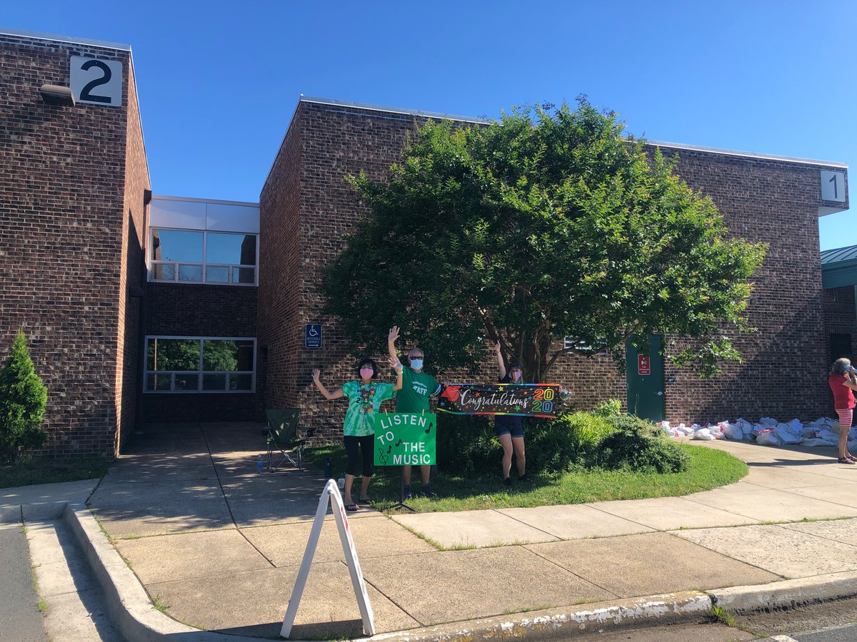 amt_6262's tweet photo. Thank you @gbefcps for an amazing 6th grade https://t.co/62Yf4i9nNO’s cheerful, festive and all around awesome.The staff is making each grad feel so special and loved—perfect end to our time at GBE.💚@pe_gbe @GBE_Art @GBECounselors @GbeBand @GBE_music @MrPietzman @NatalieLorenzi https://t.co/TyA8h98yva