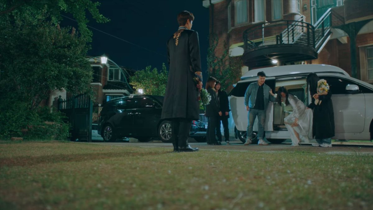 ถึง SBS ดิฉันต้องได้เห็นเบื้องหลังฉากนี้นะคะ55555อยากเห็นการหลุดขำ ขำแน่ๆ แน่ๆๆๆๆๆๆๆขอบคุณค่ะ...กราบสามครั้ง #TheKingEternalMonarch #TKEMGloriousFinale #TheKingEternalMonarchFinale