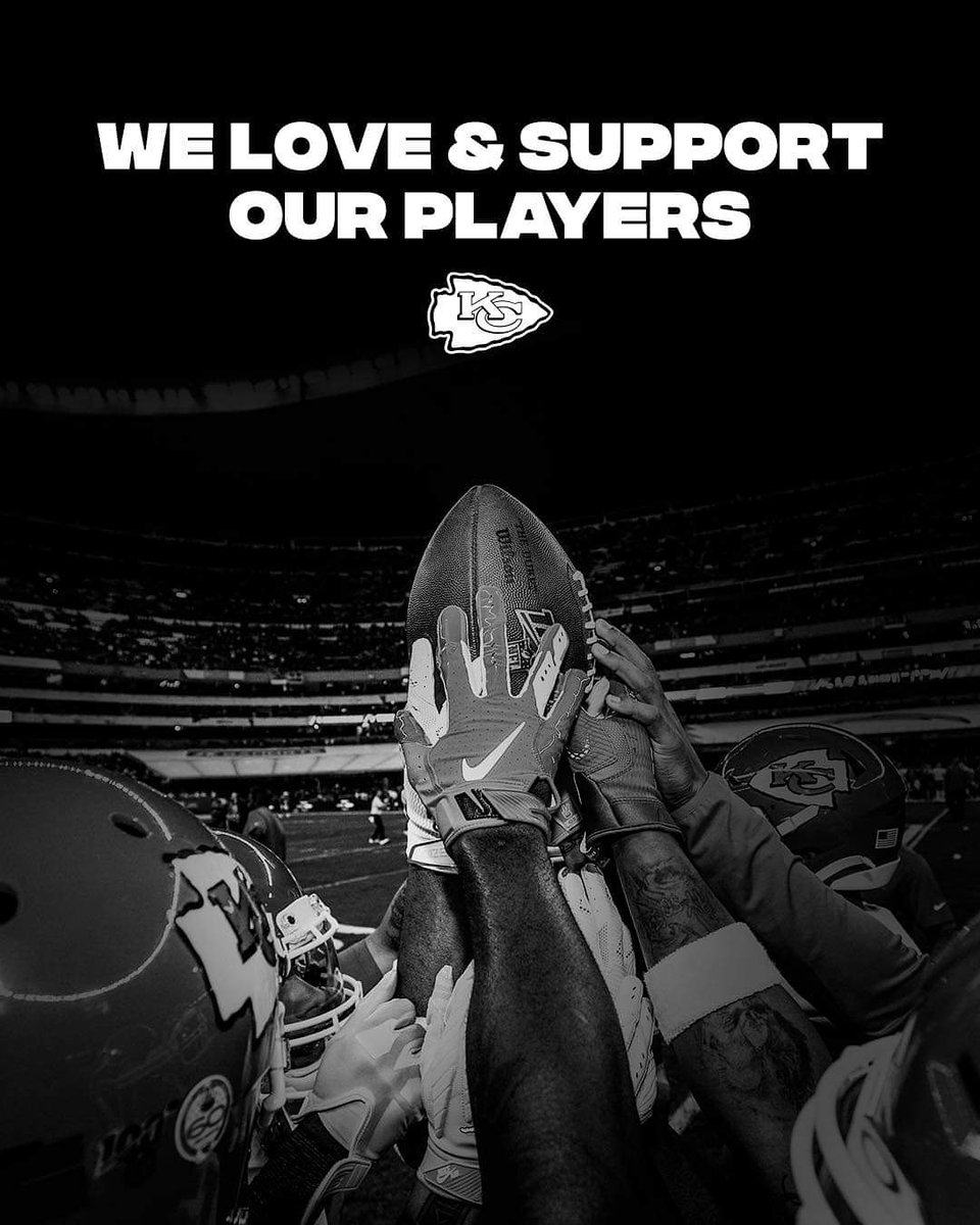 MatthewFlohawke's tweet photo. We are not a team because we work together. We are a team because we respect, trust, and care for each other. #unity #youmatter #Chiefs #ChiefsKingdom https://t.co/I3dxBQYXU9