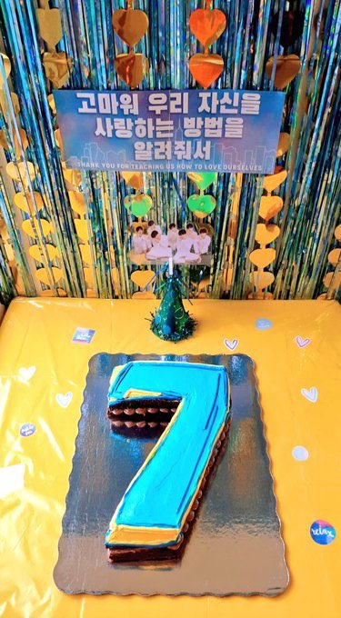 ladivaza's tweet photo. 7 años de BTS. Y los que faltan. 
#7ToEternityWithBTS #7AñosConBTS https://t.co/YHGmnwmM3C
