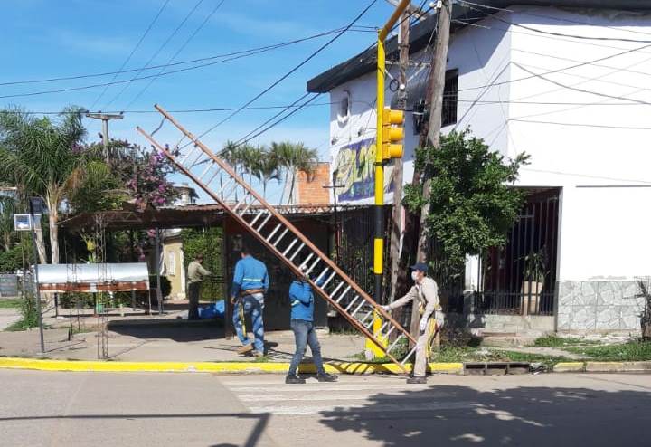 primiclorinda's tweet photo. #Clorinda La Cooperativa Clorinda informó que otra “empresa” usurpó los postes de fibra óptica en las viviendas https://t.co/KihAxCjDfC https://t.co/6TETDhm5jS