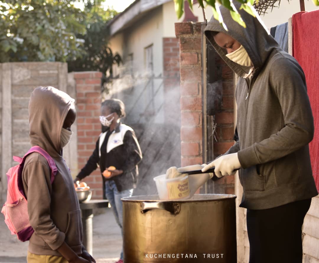 Semalho's tweet image. Day 59!!!
Porridge: 891
Supper: 1985
750 oranges shared amongst 891 children

Served Sadza and Soya Chunks

We used 

120kgs mealie meal
10 bottles of peanut butter
2.5kgs salt
12kgs sugar
5x5kg Soya Chunks
4l cooking oil
250 tomatoes
40 onions
20 royco pkts