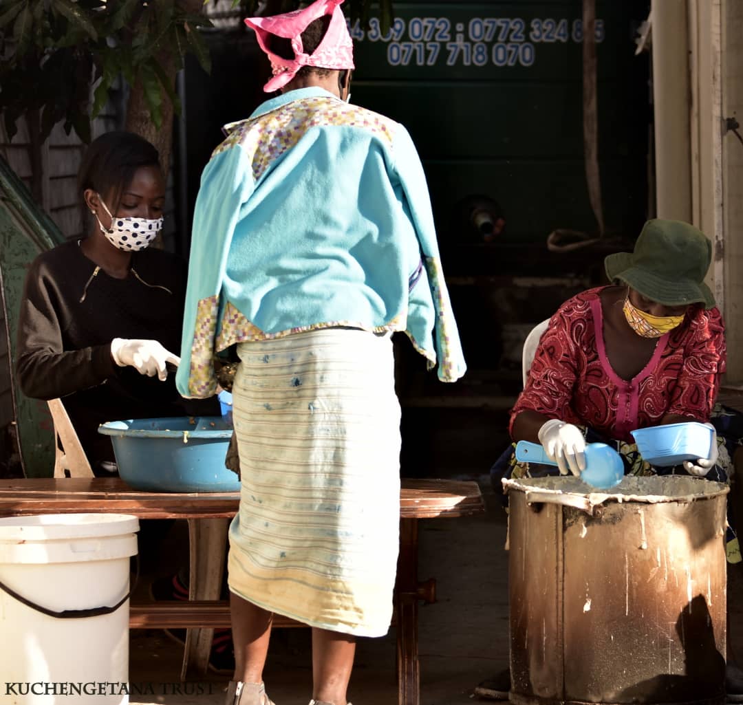 Semalho's tweet image. Day 59!!!
Porridge: 891
Supper: 1985
750 oranges shared amongst 891 children

Served Sadza and Soya Chunks

We used 

120kgs mealie meal
10 bottles of peanut butter
2.5kgs salt
12kgs sugar
5x5kg Soya Chunks
4l cooking oil
250 tomatoes
40 onions
20 royco pkts