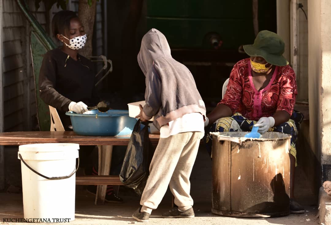 Semalho's tweet image. Day 59!!!
Porridge: 891
Supper: 1985
750 oranges shared amongst 891 children

Served Sadza and Soya Chunks

We used 

120kgs mealie meal
10 bottles of peanut butter
2.5kgs salt
12kgs sugar
5x5kg Soya Chunks
4l cooking oil
250 tomatoes
40 onions
20 royco pkts