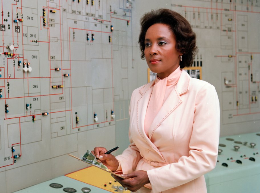Annie Easley (1933-2001) was an American computer scientist, mathematician & rocket scientist. She wrote the computer code for the Centaur rocket stage that was used in more than 220 launches. Easley's work influenced codes used in military, weather &  #communications satellites.