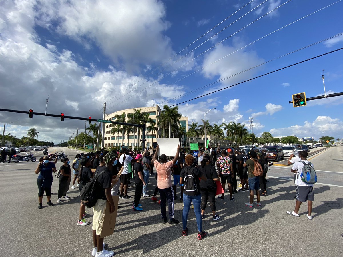 With BSO escorting them unity march shuts down Broward Blvd and 27th avenue.... right in front of sheriffs office. <a href="/CBSMiami/">CBS Miami</a>
