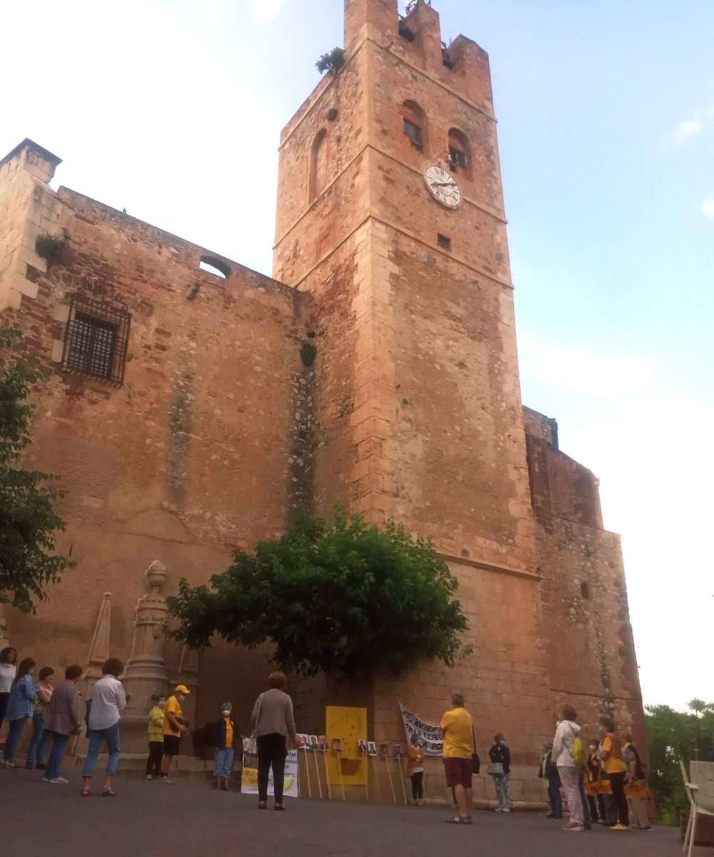 aviesiavisLL's tweet photo. Després de 13 setmanes sense trepitjar la plaça avui 12-06-20 hi hem tornat
117a trobada #UsVolemACasa @ForcadellCarme @dolorsbassac @raulromeva @joseprull @jcuixart @omnium @jordialapreso @junqueras @quimforn @jorditurull @assemblea #LlibertatPresosPoliticsiexiliats #NoSurrender https://t.co/Kpn4nfMV5Y