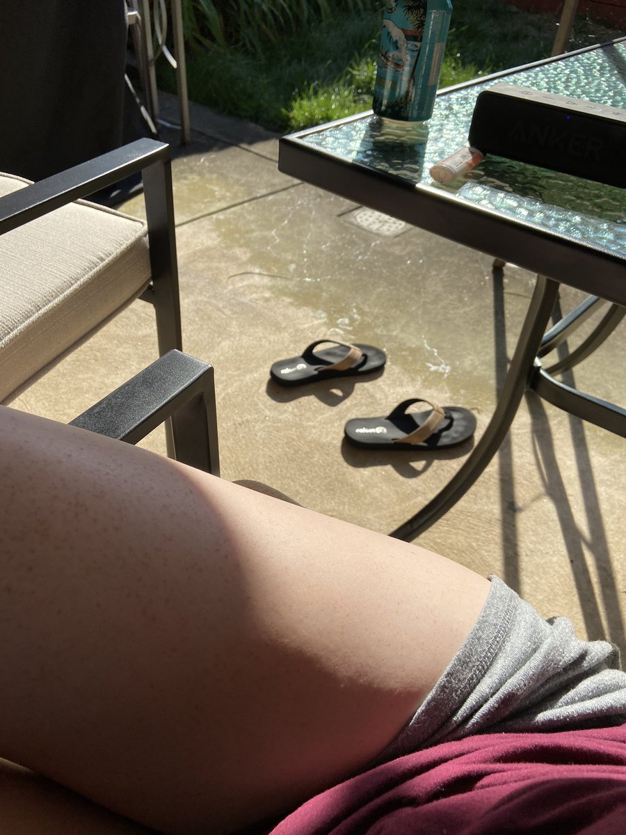 _____julesss's tweet photo. The tiniest bit of skin left in the sun π© #tryingtohide https://t.co/X5vYnvab1J