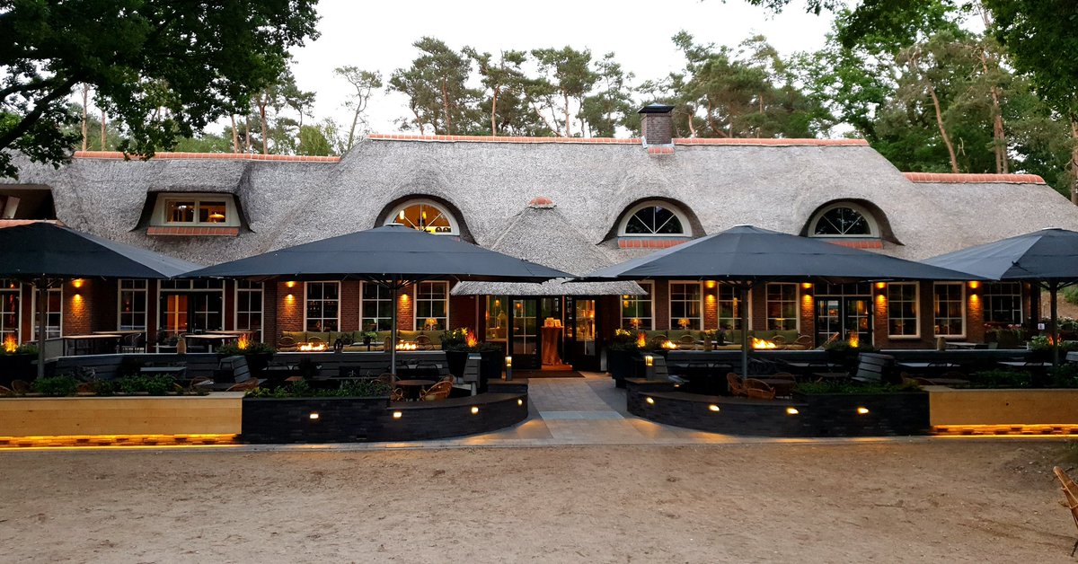 Zomeravonden genieten op ons nieuwe, sfeervolle terras. Na het diner gezellig borrelen bij onze buitenhaard. Waar? Bij Paviljoen Lutterzand in De Lutte.😍