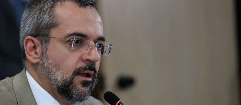 MovAvanteBrasil's tweet photo. #MP979 Governo revoga MP que dava aval para Weintraub trocar reitores.
Nas redes sociais, o ministro Jorge Oliveira comentou sobre o assunto.
“Acolhendo sugestão em ato declaratório do presidente do Congresso Nacional, o presidente Jair Bolsonaro determinou a revogação da MP 979 https://t.co/D0Tpburg1d