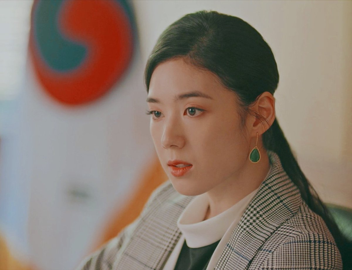Since I'm tired of seeing most of the fandom go with "let's call a female character a greedy bitch instead of acknowledging she deserved better writing"...Reasons why PM Goo Seo Ryung deserved better: a thread. #TheKingEternalMonarch  #TheKingEternalMonarchFinale  #JungEunChae
